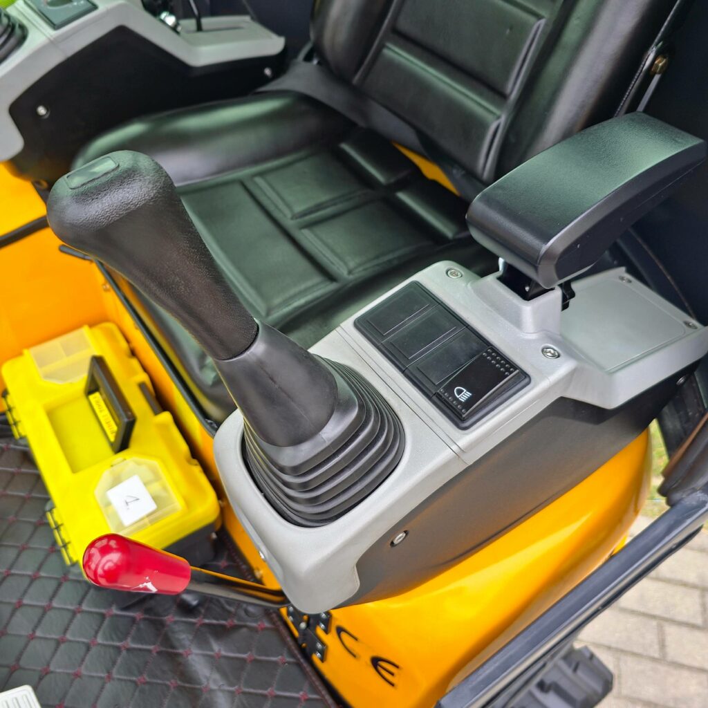 Mini ekskavatorius ENZO HT-18 (1760 kg)