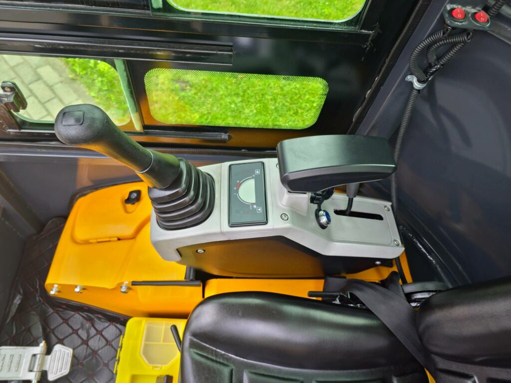 Mini ekskavatorius ENZO HT-18 (1760 kg)