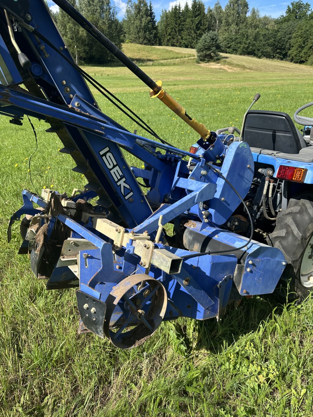 Naudotas traktorius ISEKI TF15F (11 kW, su freza ir vagojimo aparatu)