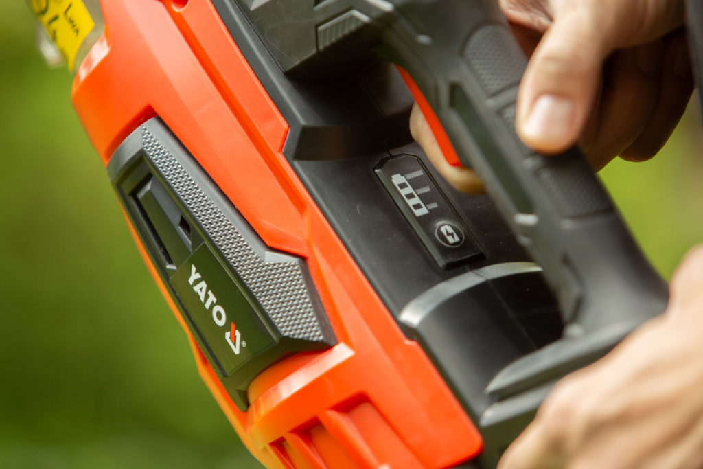 Akumuliatorinis lapų pūstuvas YT-85176 (18 V 4 Ah)