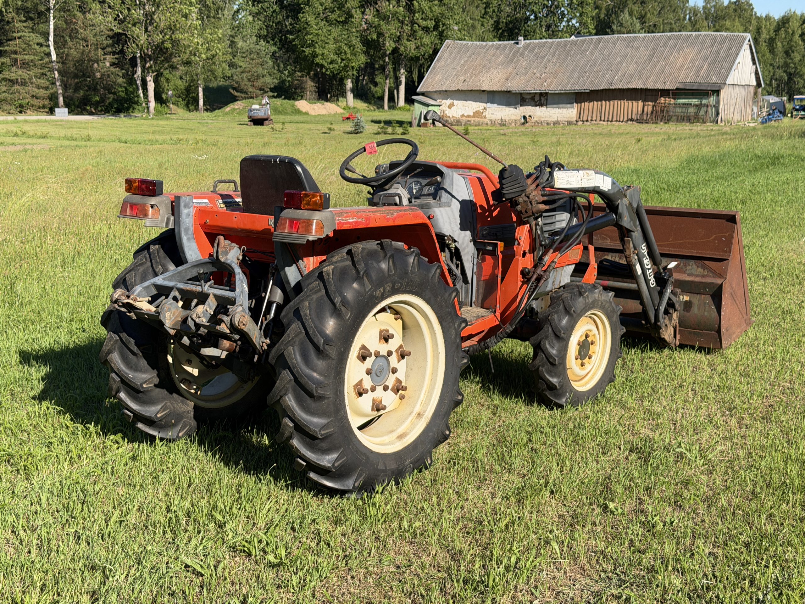 Naudotas traktorius KUBOTA GL260D (19 kW, su frontaliniu krautuvu) 11 Naudotas traktorius KUBOTA GL260D (19 kW, su frontaliniu krautuvu)
