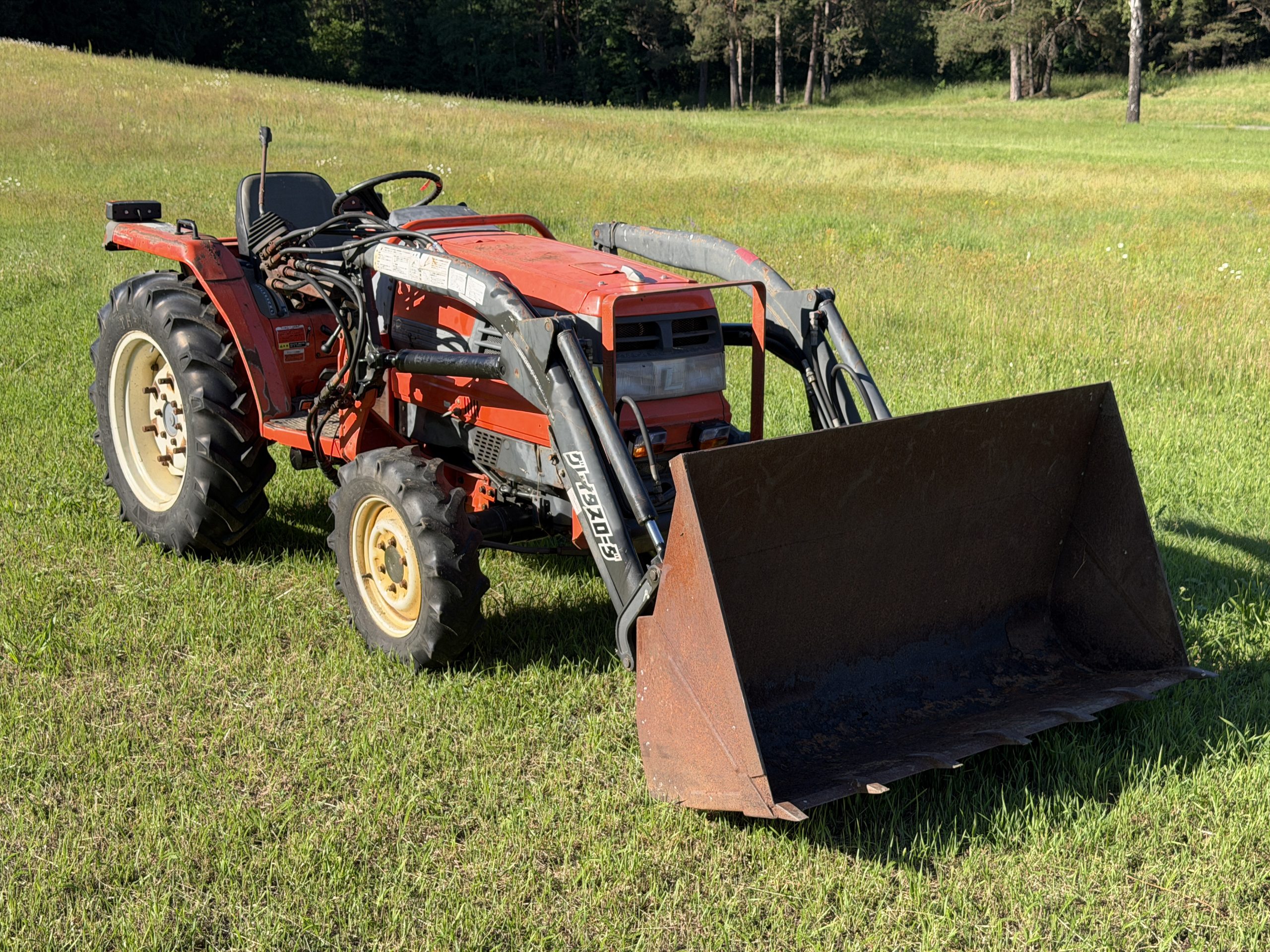 Naudotas traktorius KUBOTA GL260D (19 kW, su frontaliniu krautuvu) 7 Naudotas traktorius KUBOTA GL260D (19 kW, su frontaliniu krautuvu)