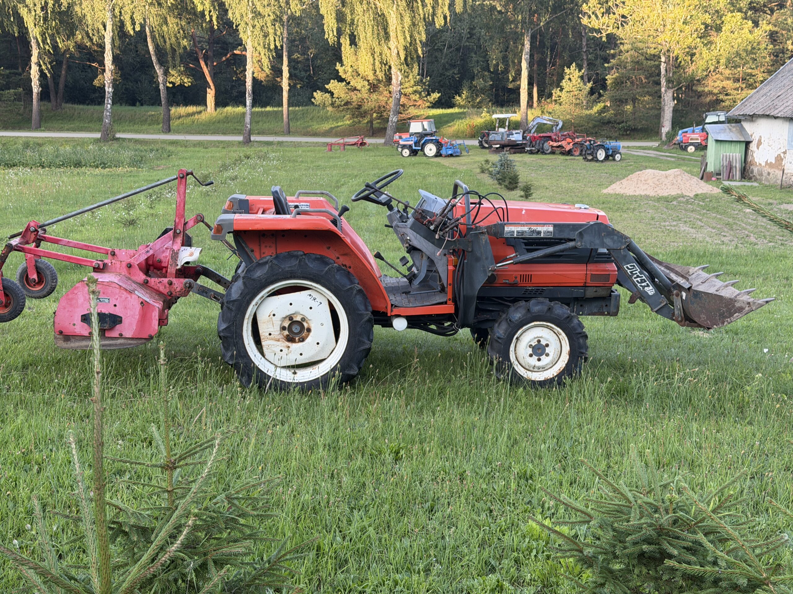 Naudotas traktorius KUBOTA GL201 (15 kW, su frontaliniu krautuvu) 11 Naudotas traktorius KUBOTA GL201 (15 kW, su frontaliniu krautuvu)