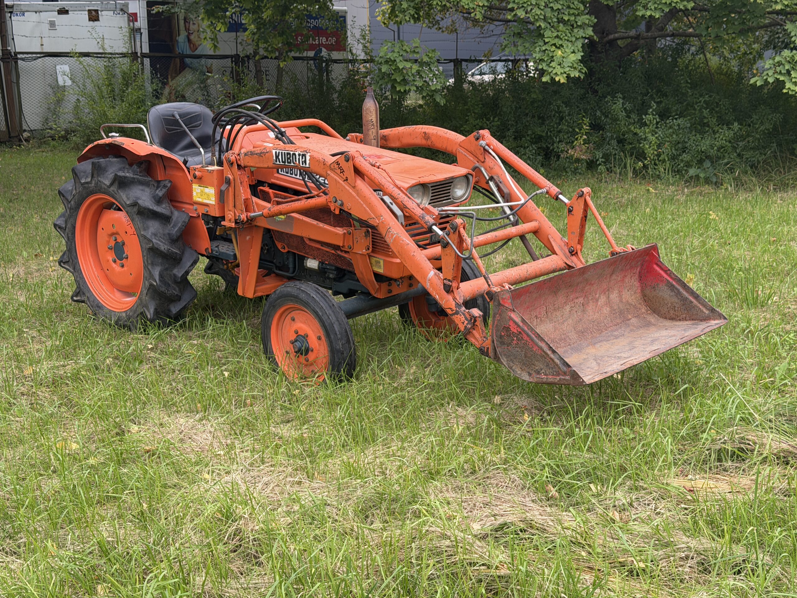 Naudotas traktorius KUBOTA L2201G (16 kW, su frontaliniu krautuvu) 3 Naudotas traktorius KUBOTA L2201G (16 kW, su frontaliniu krautuvu)