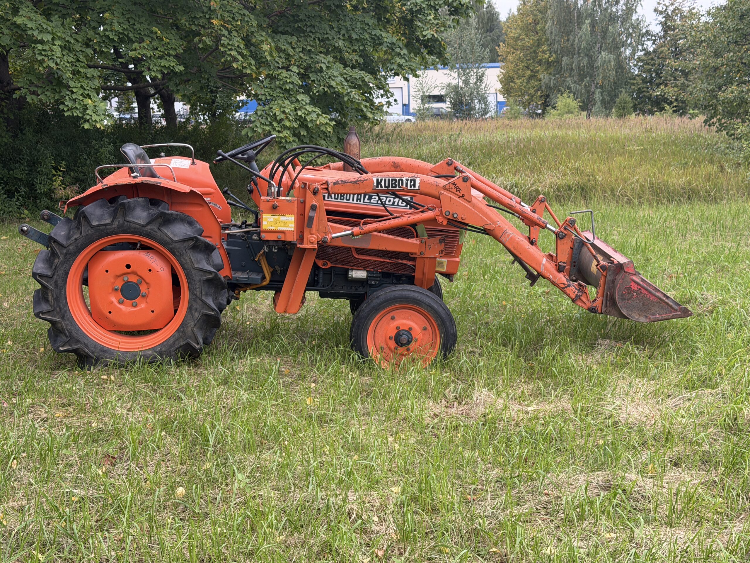 Naudotas traktorius KUBOTA L2201G (16 kW, su frontaliniu krautuvu) 5 Naudotas traktorius KUBOTA L2201G (16 kW, su frontaliniu krautuvu)