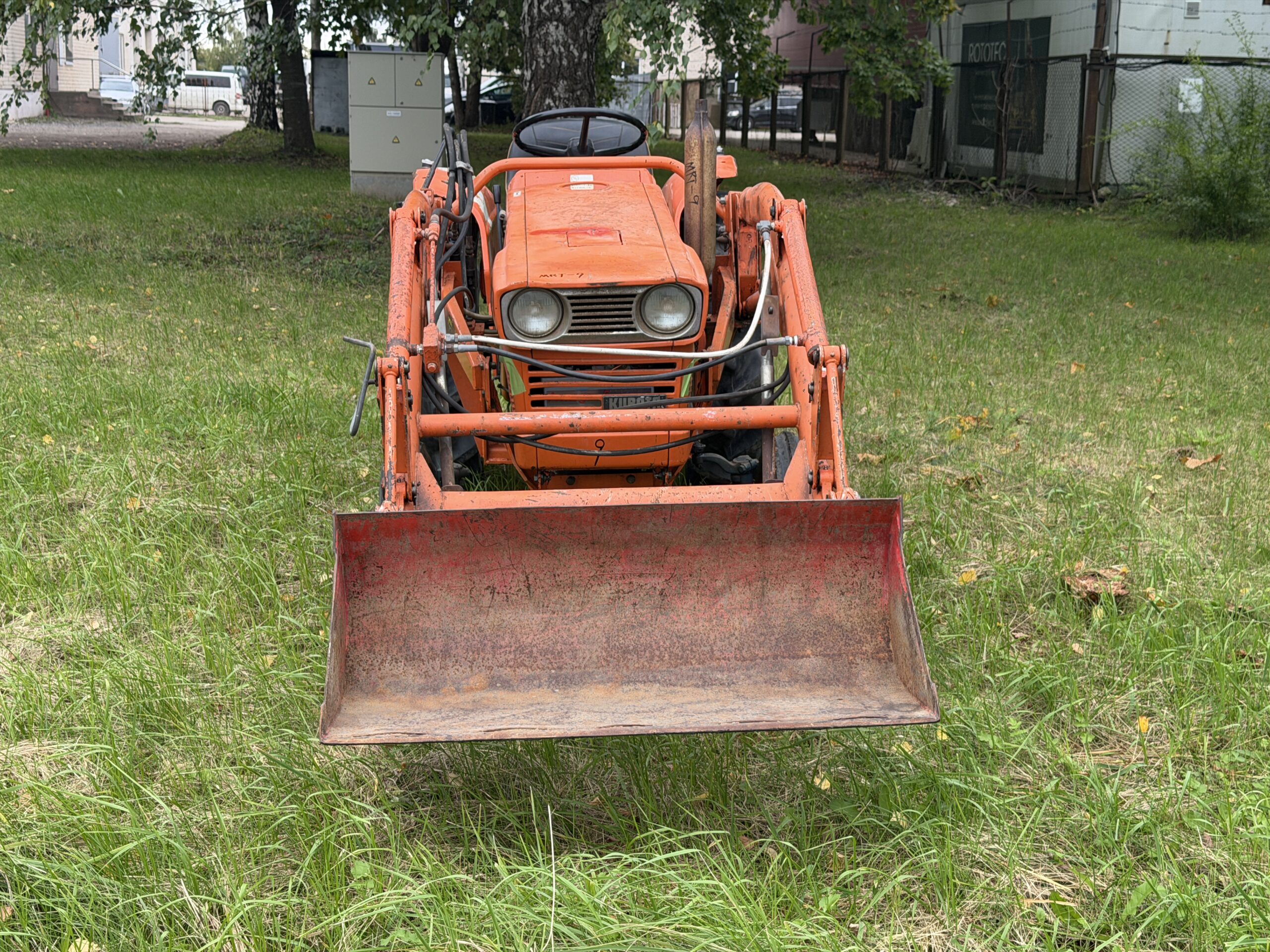 Naudotas traktorius KUBOTA L2201G (16 kW, su frontaliniu krautuvu) 7 Naudotas traktorius KUBOTA L2201G (16 kW, su frontaliniu krautuvu)
