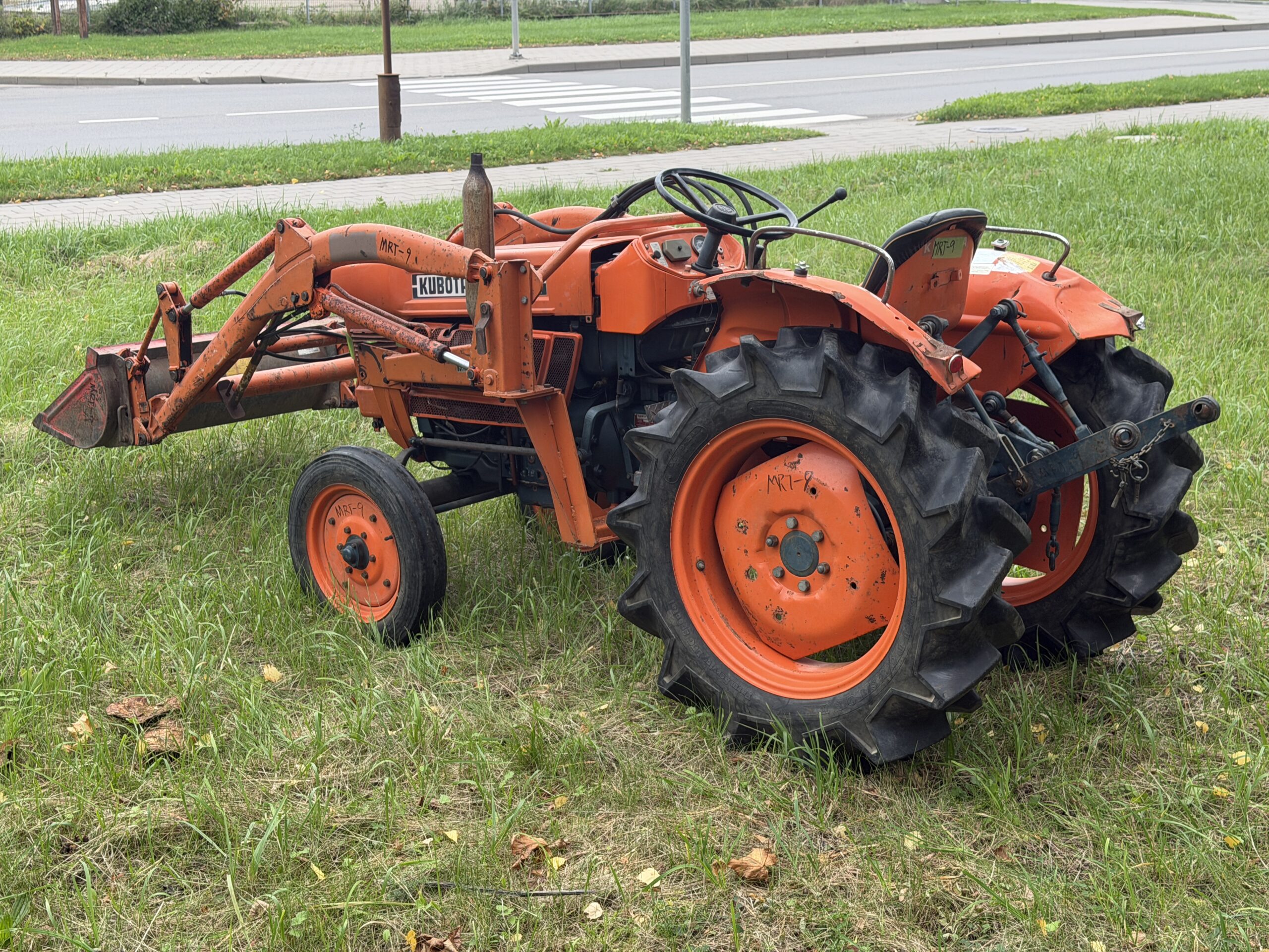 Naudotas traktorius KUBOTA L2201G (16 kW, su frontaliniu krautuvu) 11 Naudotas traktorius KUBOTA L2201G (16 kW, su frontaliniu krautuvu)