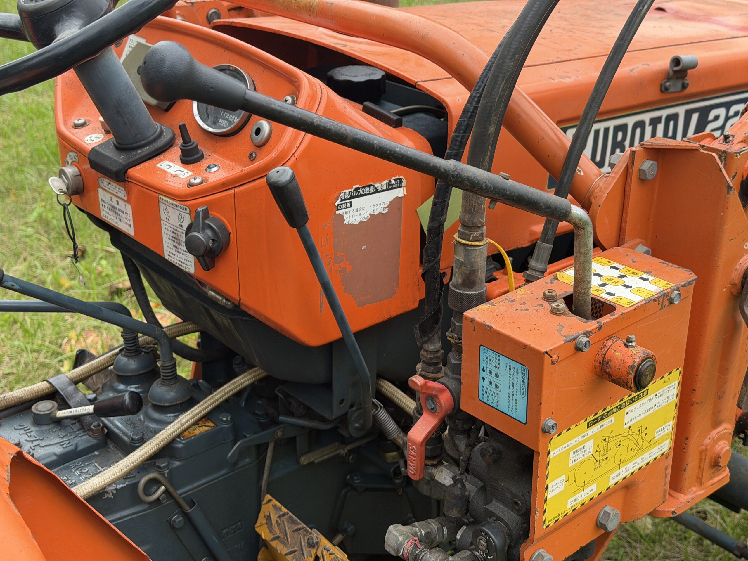 Naudotas traktorius KUBOTA L2201G (16 kW, su frontaliniu krautuvu) 15 Naudotas traktorius KUBOTA L2201G (16 kW, su frontaliniu krautuvu)