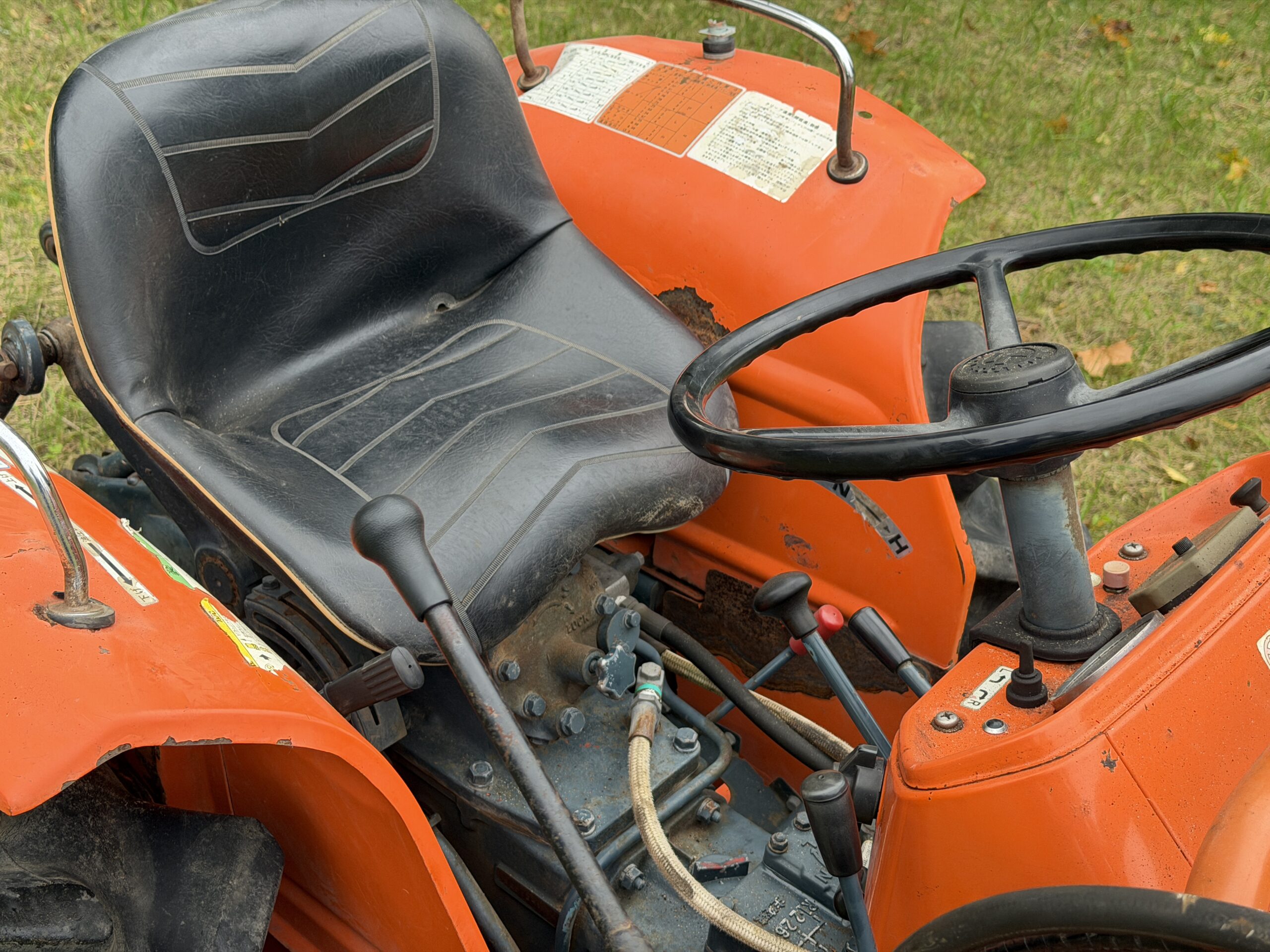 Naudotas traktorius KUBOTA L2201G (16 kW, su frontaliniu krautuvu) 17 Naudotas traktorius KUBOTA L2201G (16 kW, su frontaliniu krautuvu)