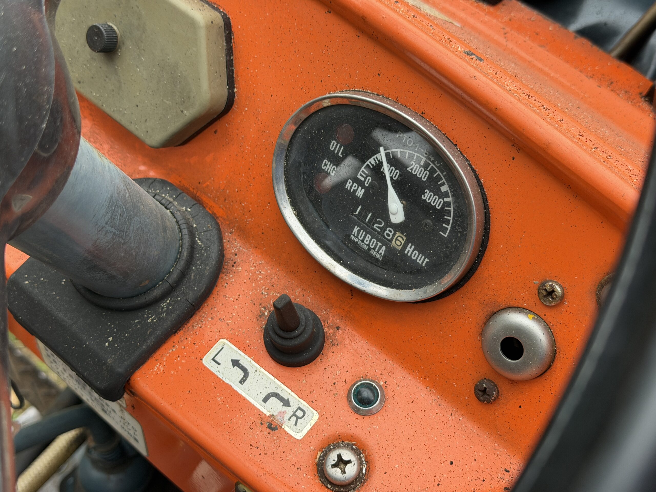 Naudotas traktorius KUBOTA L2201G (16 kW, su frontaliniu krautuvu) 19 Naudotas traktorius KUBOTA L2201G (16 kW, su frontaliniu krautuvu)
