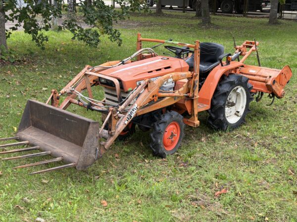 Naudotas traktorius KUBOTA B1500 (14 kW, su frontaliniu krautuvu)