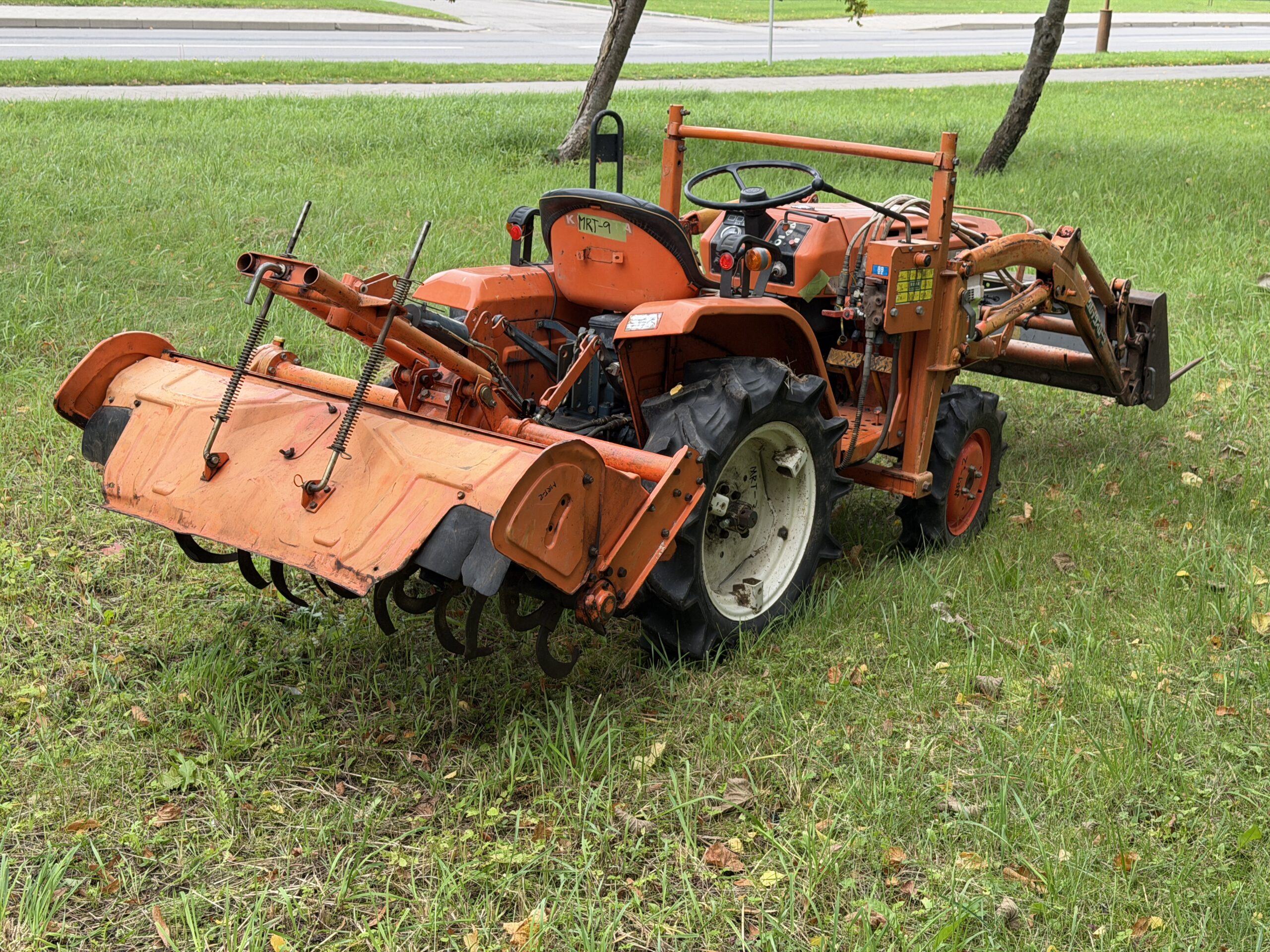 Naudotas traktorius KUBOTA B1500 (14 kW, su frontaliniu krautuvu) 9 Naudotas traktorius KUBOTA B1500 (14 kW, su frontaliniu krautuvu)