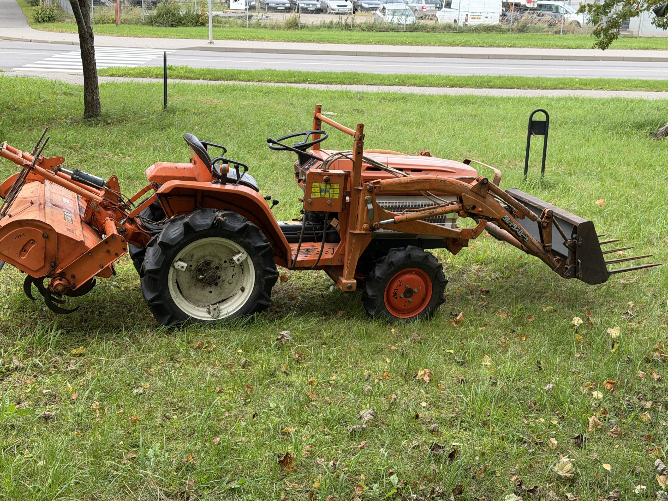 Naudotas traktorius KUBOTA B1500 (14 kW, su frontaliniu krautuvu) 11 Naudotas traktorius KUBOTA B1500 (14 kW, su frontaliniu krautuvu)