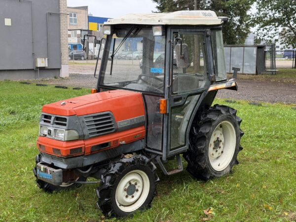 Naudotas traktorius KUBOTA GL268D (19 kW)